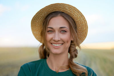 Portrait of smiling young woman wearing hat