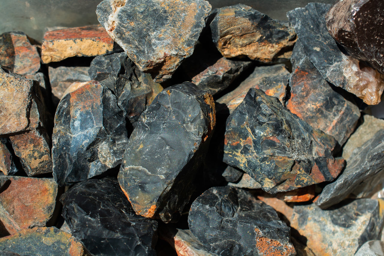 CLOSE-UP OF STONES ON ROCK