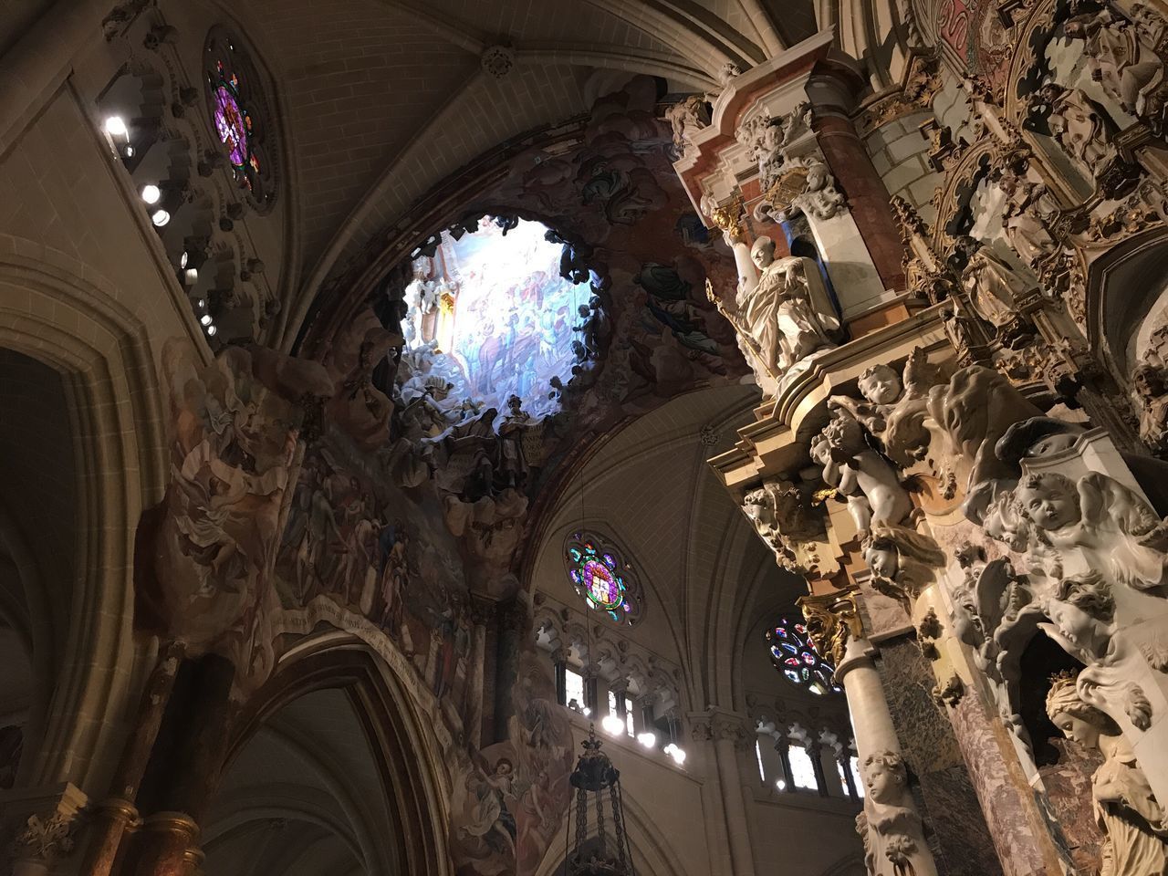 LOW ANGLE VIEW OF ORNATE CEILING IN CHURCH