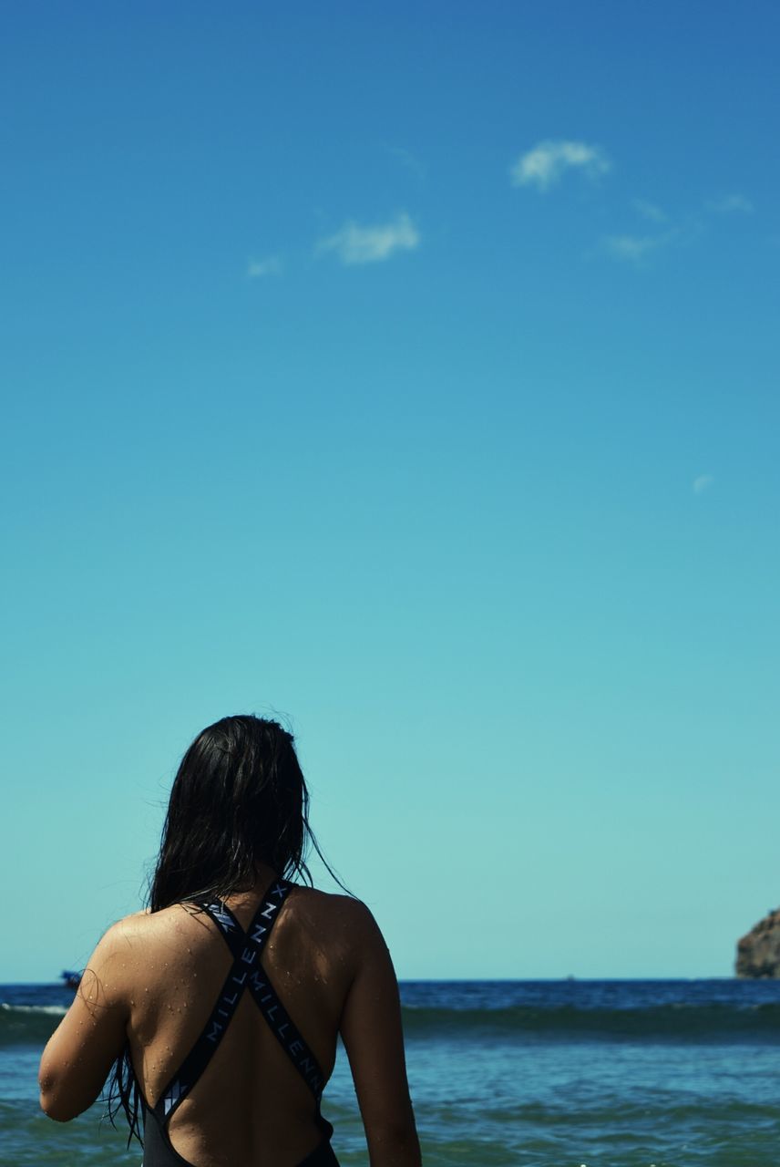 sea, rear view, water, sky, real people, leisure activity, nature, beach, one person, outdoors, day