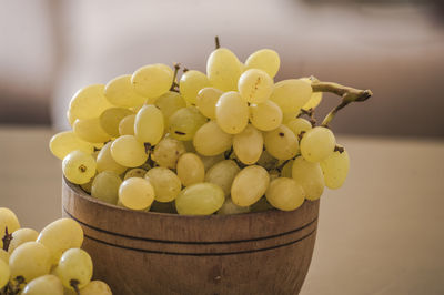 Close-up of grapes in bowl on table