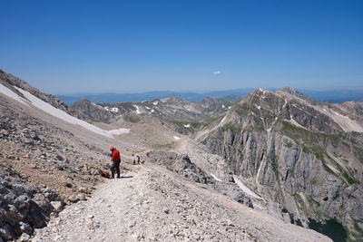 Climbers on the normal route that leads to the summit of the gran sasso d'italia abruzzo