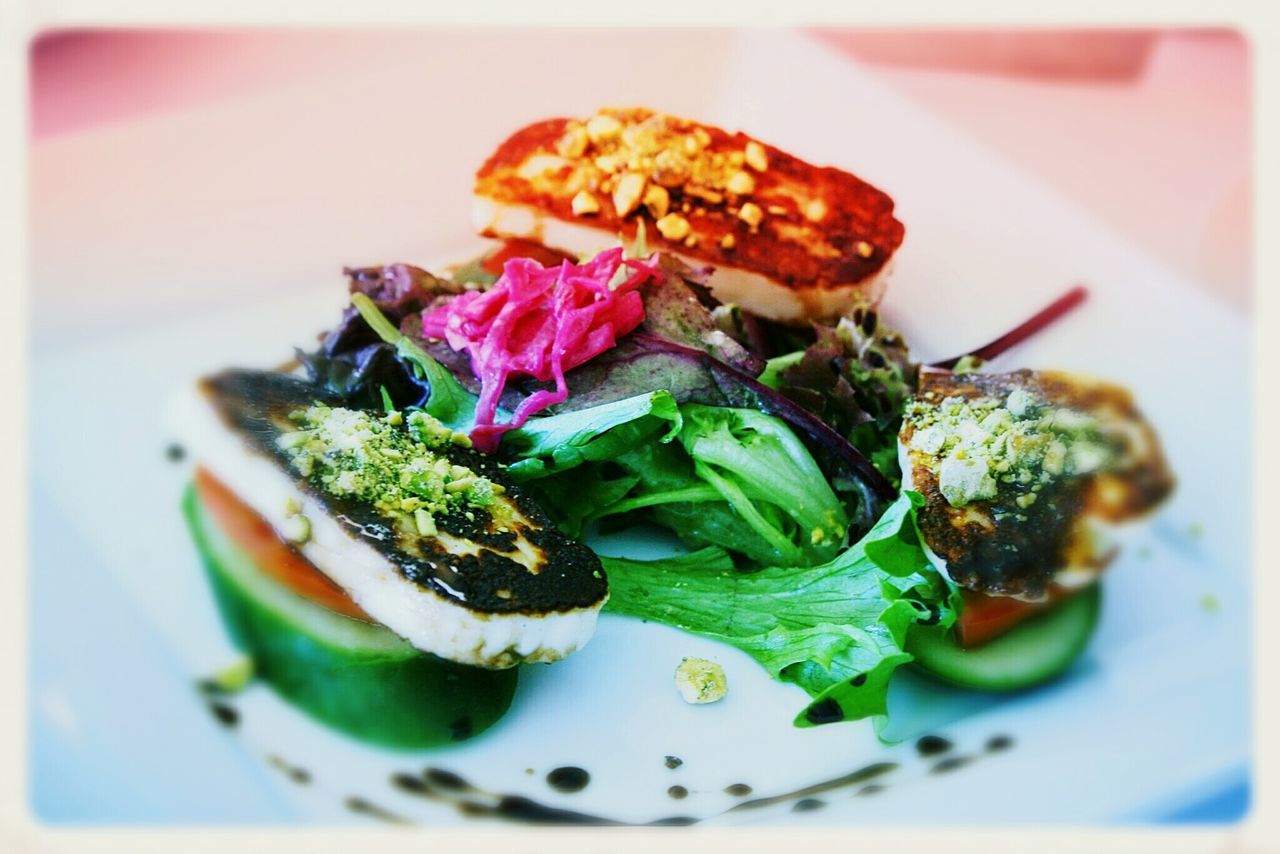 CLOSE-UP OF FRESH SALAD IN PLATE