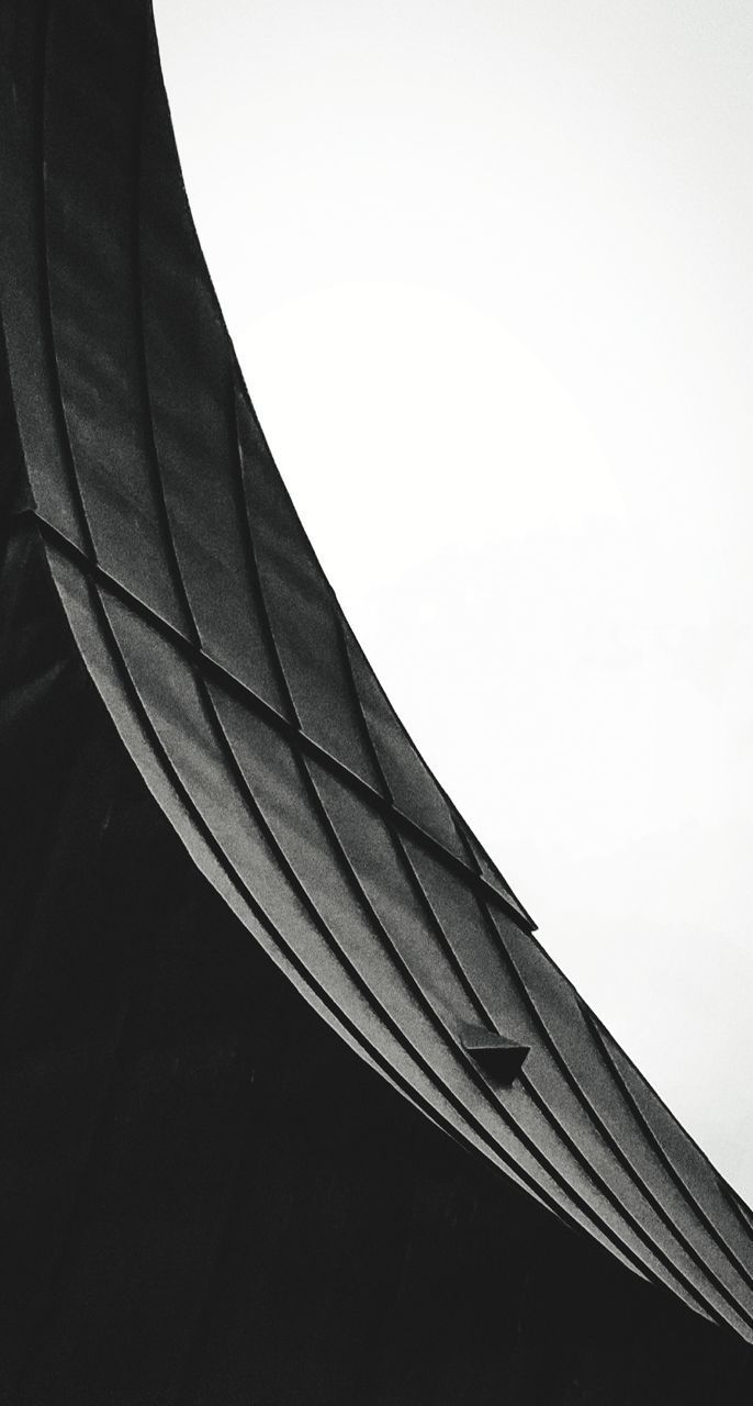 LOW ANGLE VIEW OF MODERN BUILDING AGAINST SKY