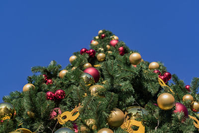 Christmas and new year holidays background. christmas tree decorated with balls and garlands 