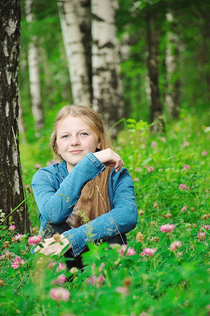 person, looking at camera, smiling, elementary age, casual clothing, childhood, portrait, leisure activity, lifestyles, happiness, innocence, cute, girls, front view, boys, full length, park - man made space, three quarter length