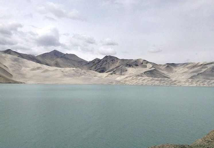 SCENIC VIEW OF LAKE BY MOUNTAIN AGAINST SKY