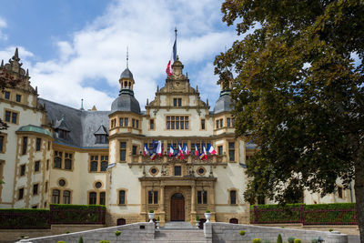 Palais du gouverneur against cloudy sky