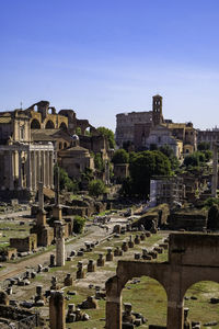 Templo de vespasiano e tito - roman temple ruins in roman forum with clear blue sky - rome, italy