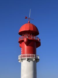 Kleiner leuchtturm an einem hafen 