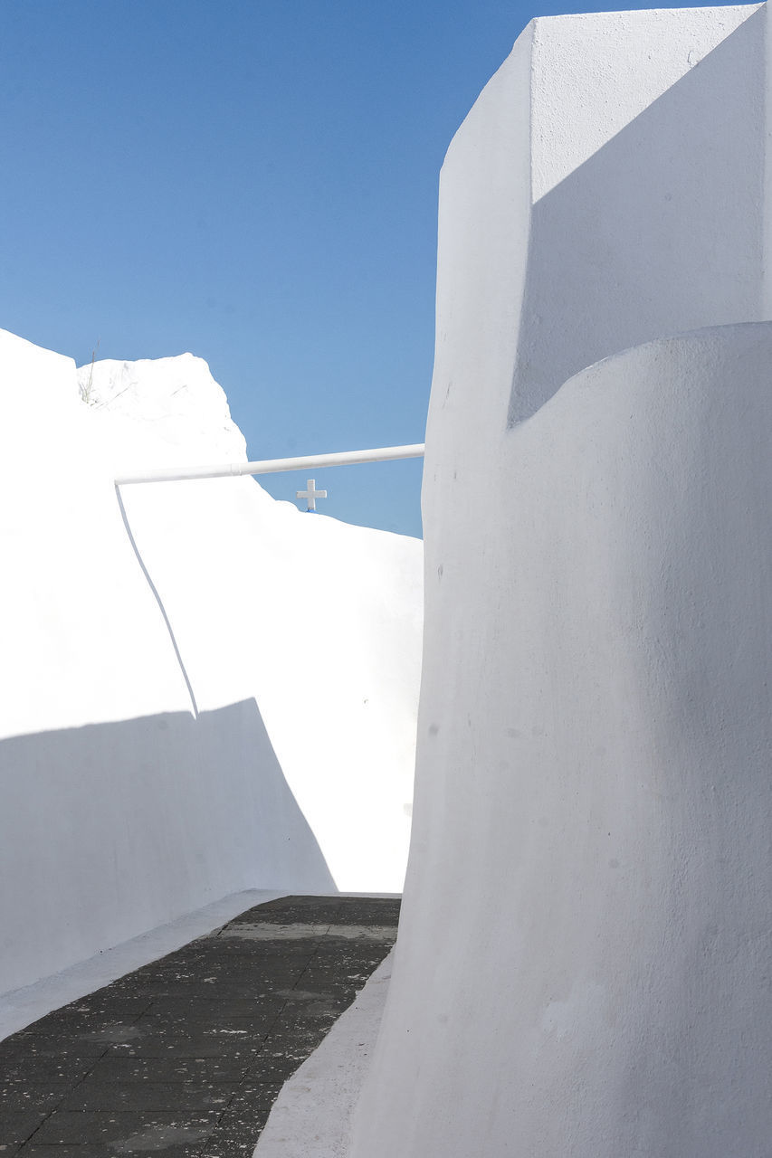 LOW ANGLE VIEW OF BUILDING AGAINST CLEAR BLUE SKY