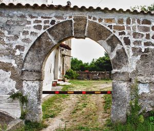 Arch bridge