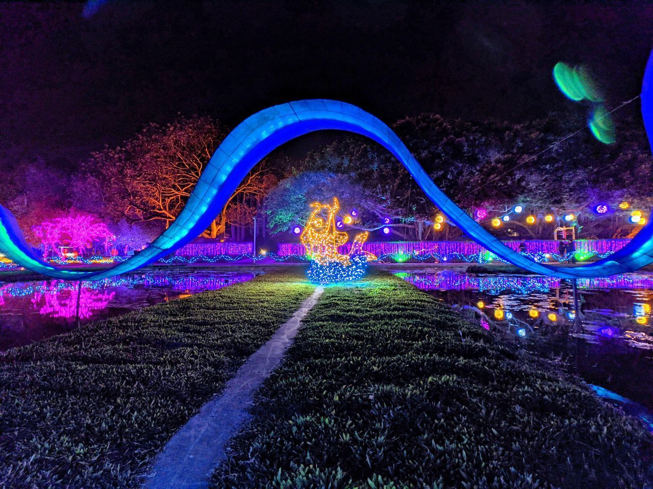 ILLUMINATED LIGHT PAINTING AT PARK