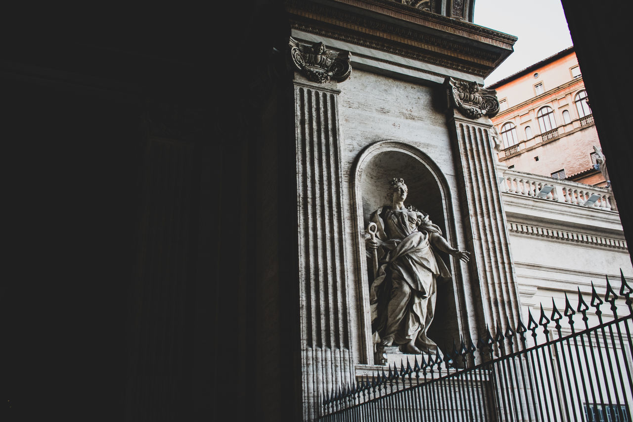 LOW ANGLE VIEW OF STATUE AGAINST SKY AND BUILDING