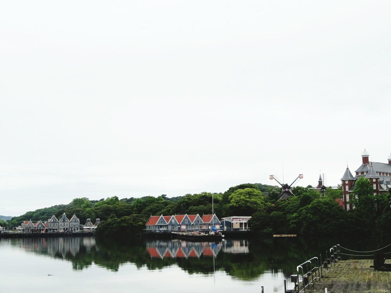 architecture, built structure, water, building exterior, clear sky, tree, copy space, waterfront, house, river, lake, sky, residential structure, reflection, day, nature, residential building, nautical vessel, outdoors, no people