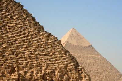 Great pyramid of giza against sky