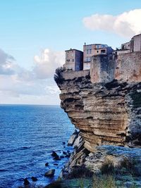 Sea by historic building against sky