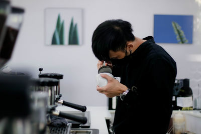 Man holding coffee cup