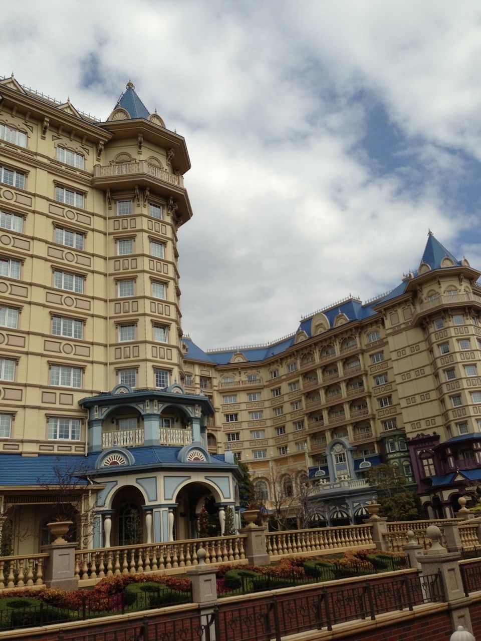 architecture, built structure, building exterior, sky, low angle view, cloud - sky, window, arch, building, cloudy, cloud, city, facade, day, outdoors, residential structure, residential building, history, exterior, no people