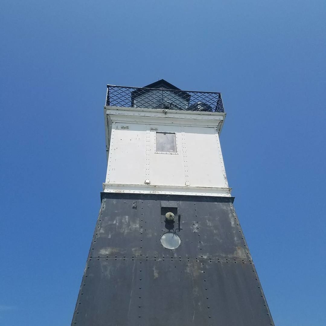 LOW ANGLE VIEW OF BUILDING AGAINST CLEAR BLUE SKY