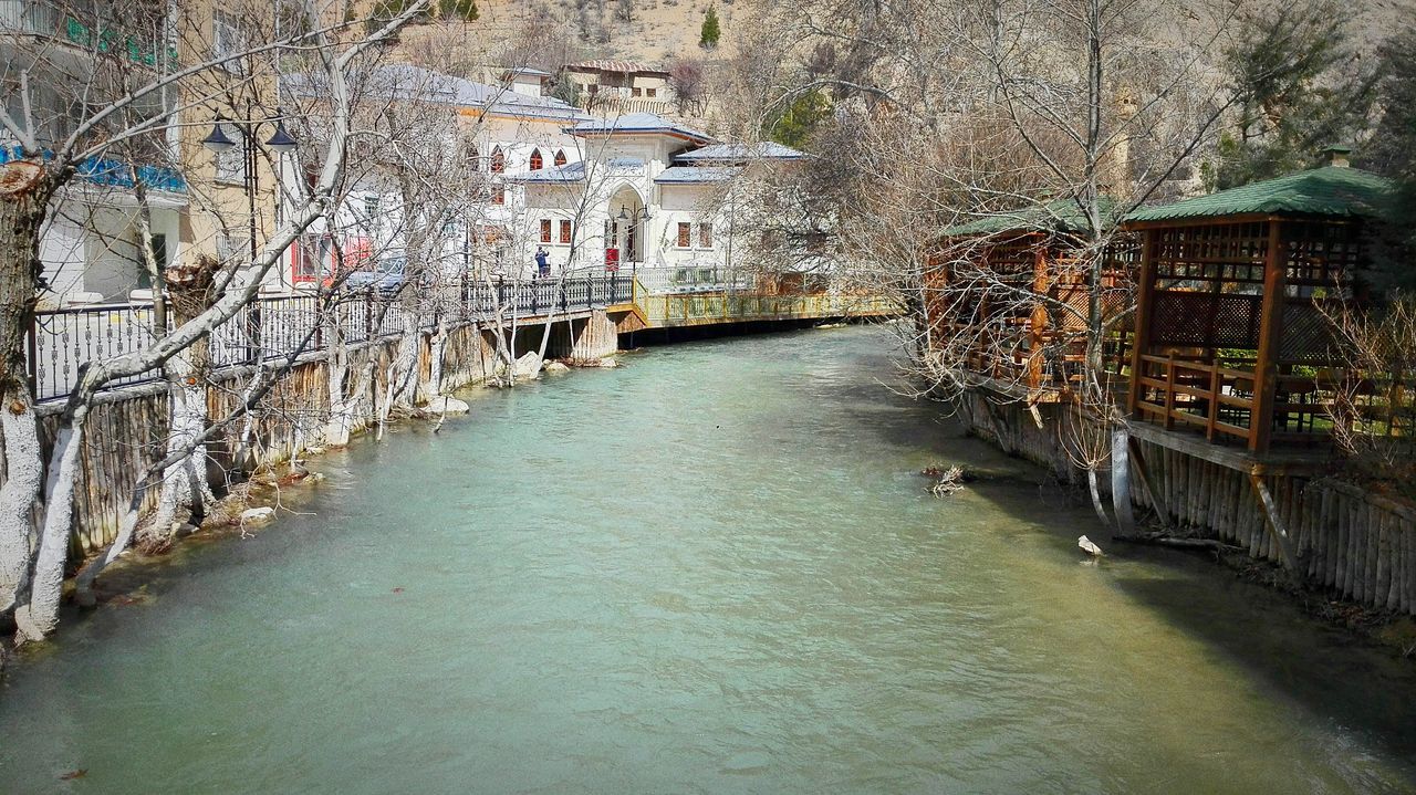 architecture, built structure, building exterior, water, canal, the way forward, waterfront, bridge - man made structure, residential building, building, diminishing perspective, transportation, residential structure, house, street, river, connection, city, narrow, tree