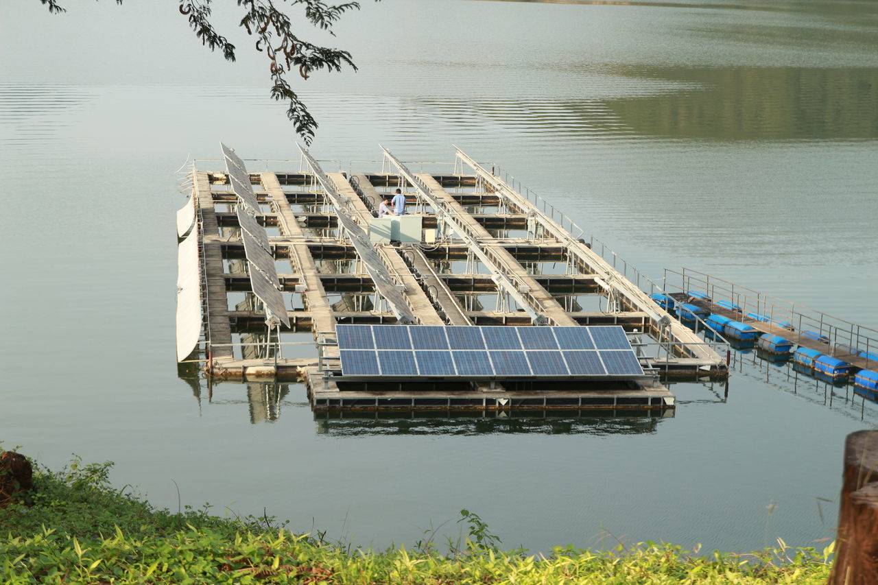 HIGH ANGLE VIEW OF BOAT FLOATING ON LAKE