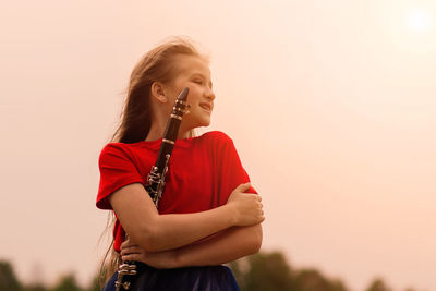 Young woman holding hands