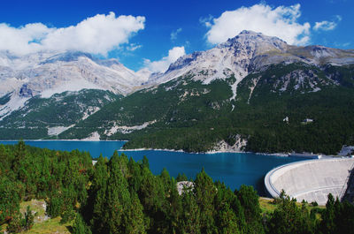 Panoramic view of lake and mountains against sky