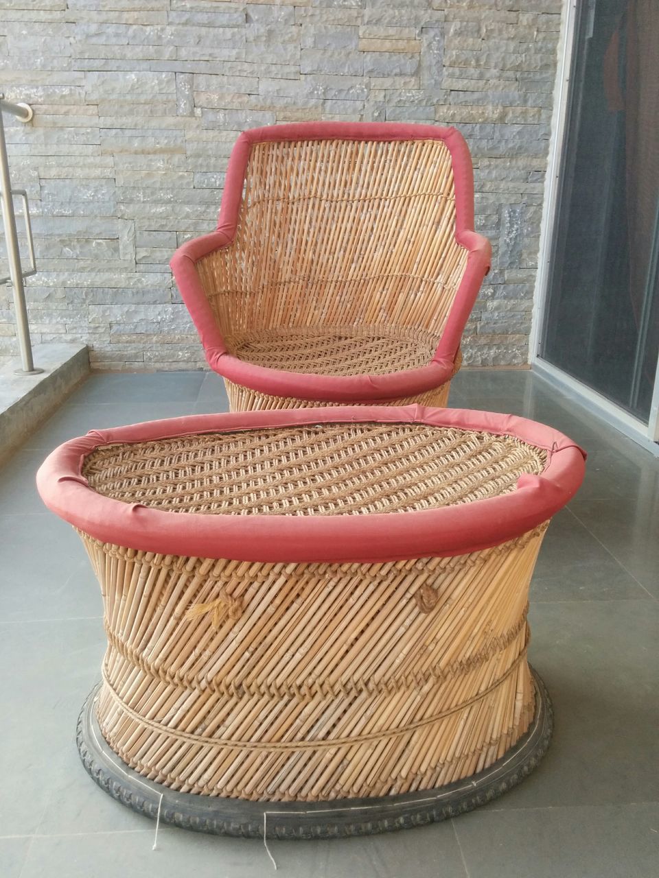CLOSE-UP OF WICKER BASKET IN ROOM