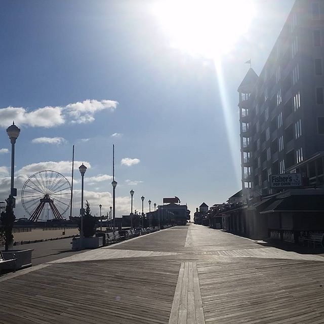 building exterior, architecture, built structure, the way forward, city, sky, sunlight, diminishing perspective, sun, street light, sunbeam, vanishing point, street, lens flare, sunny, transportation, railing, empty, building, road