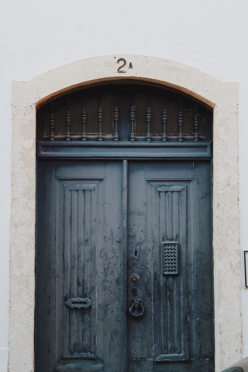 door, building exterior, closed, architecture, built structure, house, residential building, entrance, outdoors, day, facade, arch, historic, residential district, history