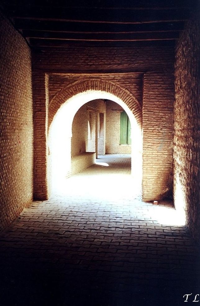 architecture, built structure, arch, indoors, the way forward, building exterior, archway, tunnel, building, window, diminishing perspective, corridor, brick wall, old, wall - building feature, narrow, empty, arched, no people, wall