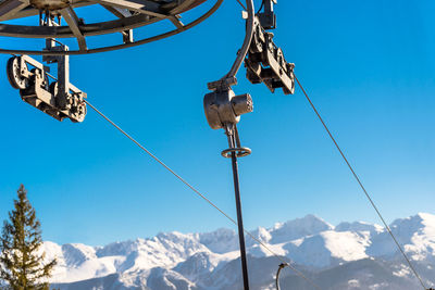 The mechanism of the ski lift, visible metal parts and ropes on which hang chairs in the tatry
