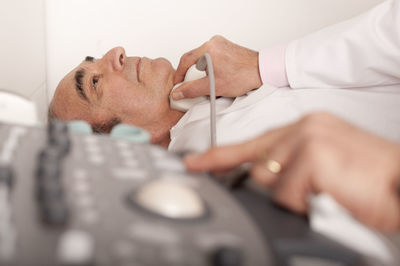 Radiologist examining carotid with ultraschall