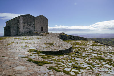 Old ruin building against sky