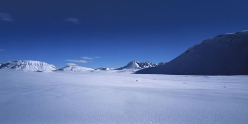 Snow-covered landscape in the icelandic highlands