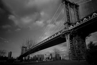 Low angle view of manhattan bridge against sky