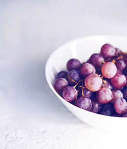 Close-up of grapes in bowl on table