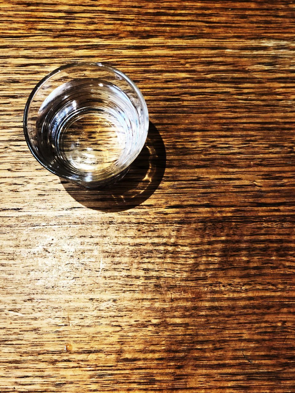 HIGH ANGLE VIEW OF BEER GLASS ON TABLE