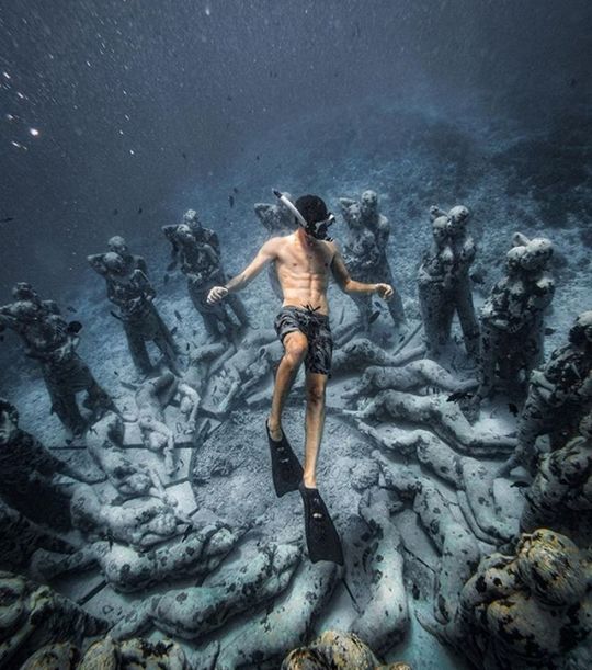underwater, sea, full length, water, one person, swimming, nature, adventure, leisure activity, aquatic sport, scuba diving, exploration, sport, lifestyles, undersea, real people, day, adult, marine