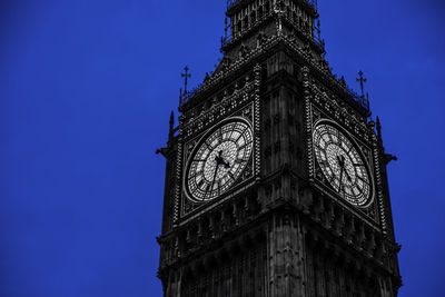 Low angle view of big ben against clear blue sky at dusk