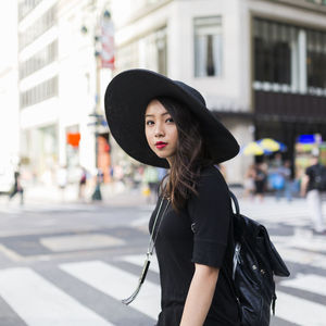 Usa, new york city, manhattan, portrait of fashionable young woman dressed in black