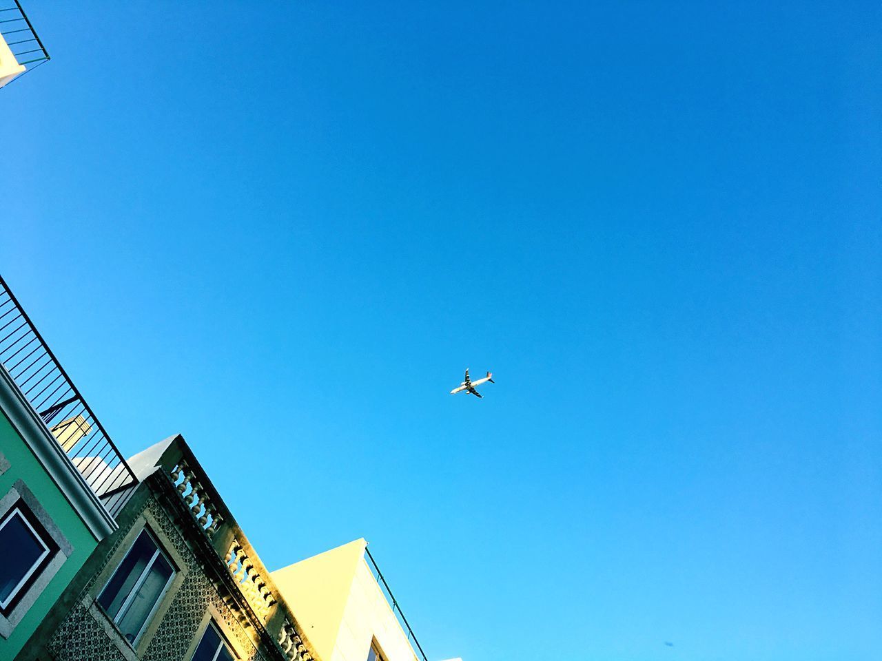 LOW ANGLE VIEW OF AIRPLANE FLYING AGAINST CLEAR SKY
