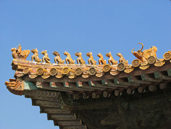Head of the roof charms is man on phoenix follows by 9 beasts, dragon behind in the forbidden city