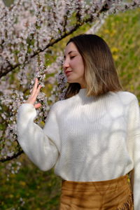 Cropped hand of woman looking away