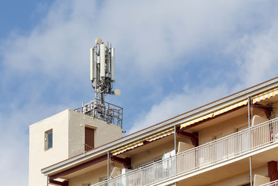 Telecommunications and mobile antennas in a rooftop of a building