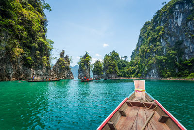 Ratchaprapa dam in khao sok national park, thailand. beautiful panorama view of mountain and lake