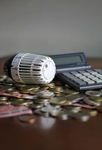 Controlling the heating costs - radiator control on money