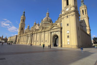 Tourists at cathedral