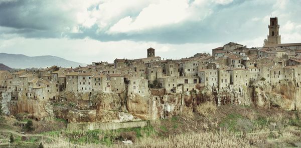 Houses in pitigliano against sky